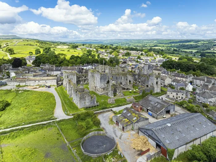 Gerahmter Druck : Middleham Castle von einem Drohnen, Middleham. Gerahmter Druck : Middleham Castle von einem Drohnen, Middleham.