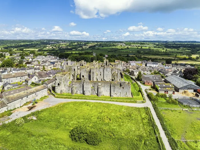 Gerahmter Druck : Middleham Castle aus der Sicht eines Drohnen, Middleham.