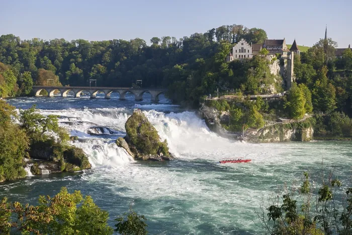 Gerahmter Druck : Mächtiger Wasserfall mit Schloss und Brücke. Gerahmter Druck : Mächtiger Wasserfall mit Schloss und Brücke.