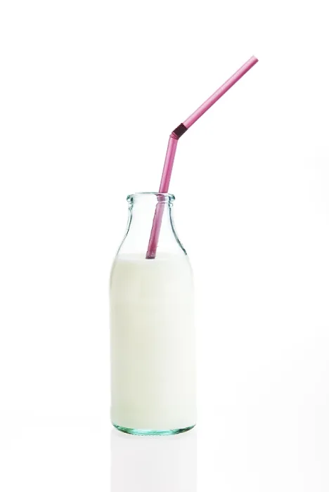 Gerahmter Druck : Milch in einer Flasche mit einem Strohhalm. Gerahmter Druck : Milch in einer Flasche mit einem Strohhalm.