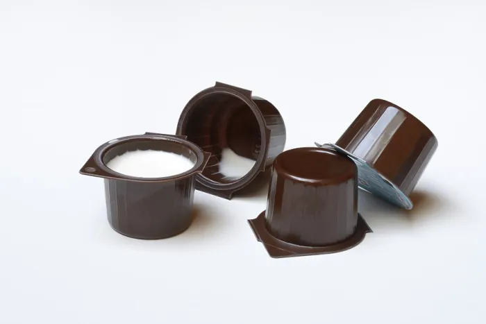 Gerahmter Druck : Milch in Portionspackungen, Plastikverpackung. Gerahmter Druck : Milch in Portionspackungen, Plastikverpackung.