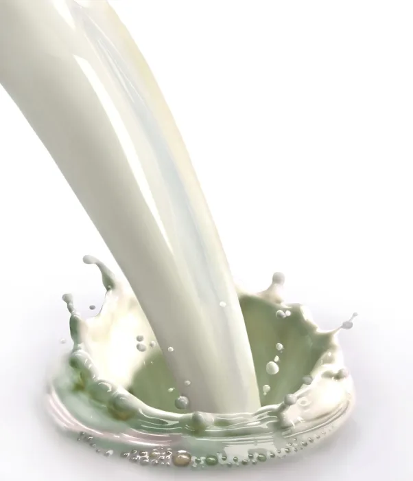 Gerahmter Druck : Milch wird eingegossen. Gerahmter Druck : Milch wird eingegossen.