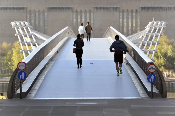Gerahmter Druck : Millennium Bridge, der Millennium Bridge gebaut am Übergang des Jahrtausends über die Themse mit Fußgängern. Gerahmter Druck : Millennium Bridge, der Millennium Bridge gebaut am Übergang des Jahrtausends über die Themse mit Fußgängern.