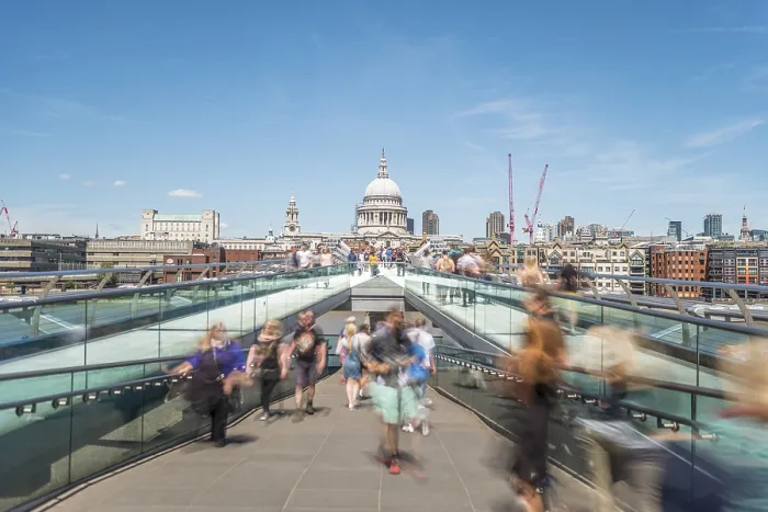 Gerahmter Druck : Millennium-Brücke und St Paul's Cathedral