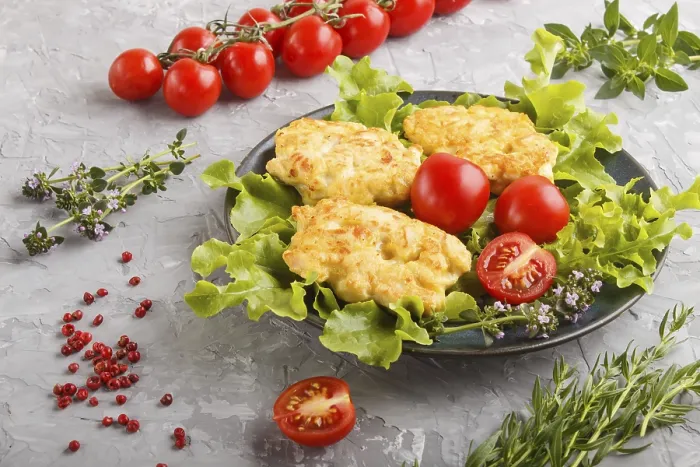 Gerahmter Druck : Gewürfelte Hähnchenbrustfilets mit Salat. Gerahmter Druck : Gewürfelte Hähnchenbrustfilets mit Salat.