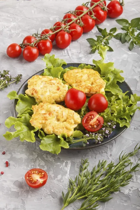 Gerahmter Druck : Geschmorte Hähnchenbrustfilets mit Salat. Gerahmter Druck : Geschmorte Hähnchenbrustfilets mit Salat.
