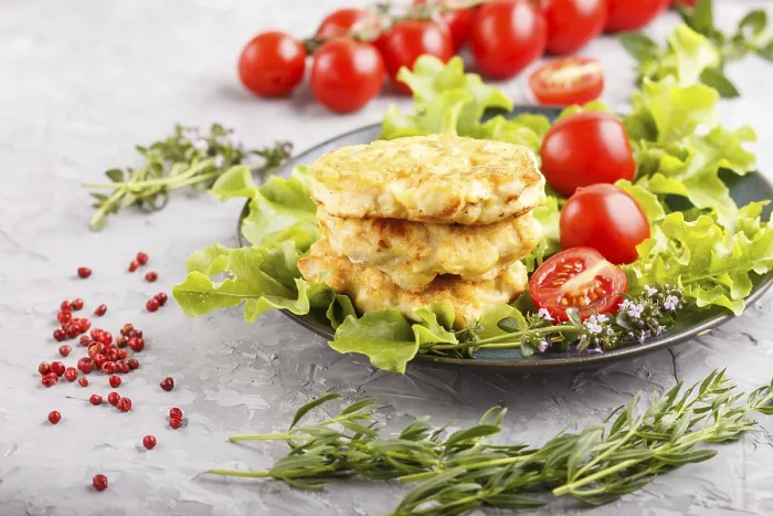 Gerahmter Druck : Gekocheltes Hähnchenfilet mit Salat. Gerahmter Druck : Gekocheltes Hähnchenfilet mit Salat.