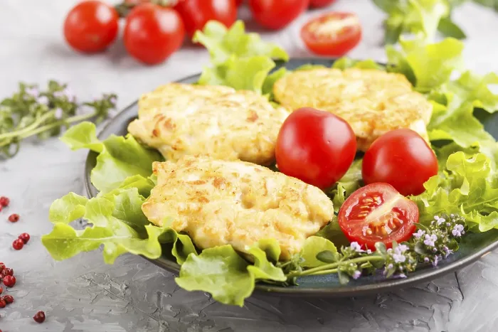 Gerahmter Druck : Gekocheltes Hähnchenfilet mit Salat. Gerahmter Druck : Gekocheltes Hähnchenfilet mit Salat.