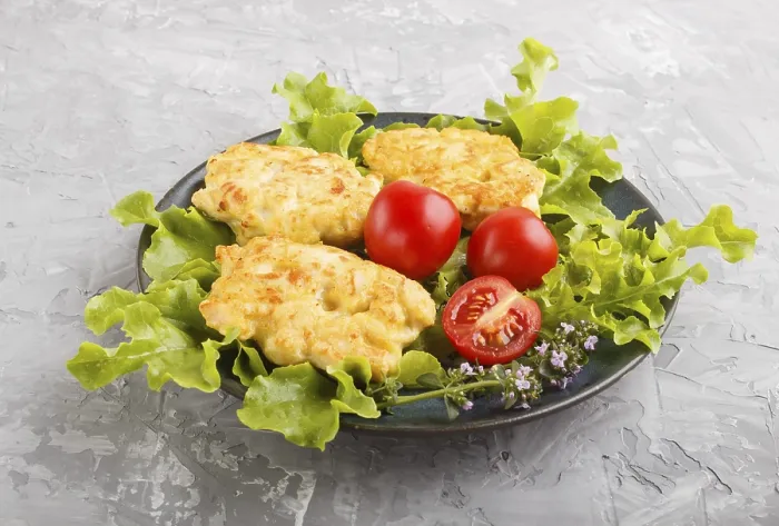 Gerahmter Druck : Gekocheltes Hähnchenfilet mit Salat. Gerahmter Druck : Gekocheltes Hähnchenfilet mit Salat.