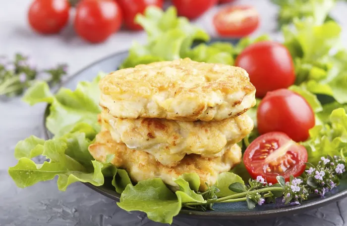 Gerahmter Druck : Geschmortes Hähnchenfilet mit Salat. Gerahmter Druck : Geschmortes Hähnchenfilet mit Salat.