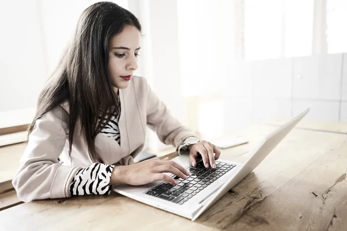 Gerahmter Druck : Bewusster Internet-Einsatz mit einem drahtlosen Laptop-Computer oder MacBook. Gerahmter Druck : Bewusster Internet-Einsatz mit einem drahtlosen Laptop-Computer oder MacBook.