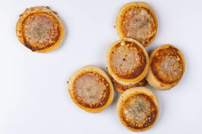 Gerahmter Druck : Mini Pizza Margherita, mehrfach. Gerahmter Druck : Mini Pizza Margherita, mehrfach.