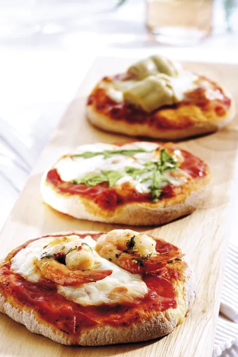 Gerahmter Druck : Mini Pizzen mit Mozzarella, Garnelen. Gerahmter Druck : Mini Pizzen mit Mozzarella, Garnelen.