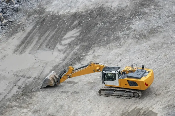 Gerahmter Druck : Bergbau in der Granitgrube. Arbeitender Bergbaumaschine Gerahmter Druck : Bergbau in der Granitgrube. Arbeitender Bergbaumaschine