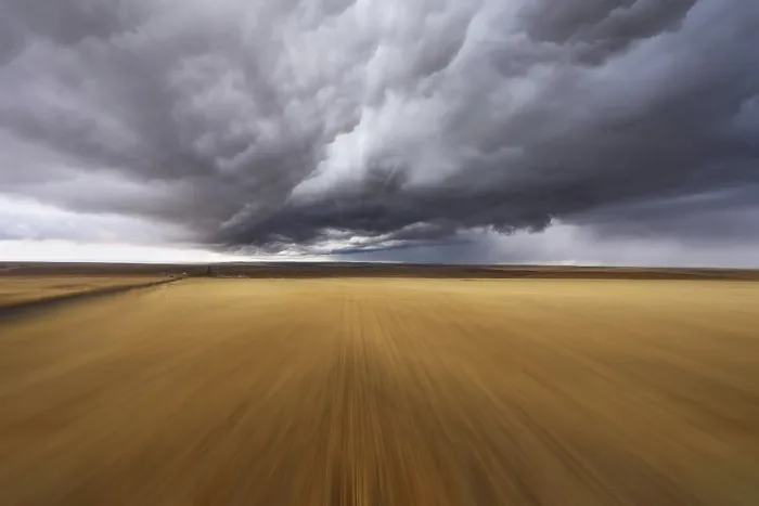 Gerahmter Druck : Ein Wunder auf hoher Geschwindigkeit. Donnerwolken über Feldern nach der Ernte. Gerahmter Druck : Ein Wunder auf hoher Geschwindigkeit. Donnerwolken über Feldern nach der Ernte.