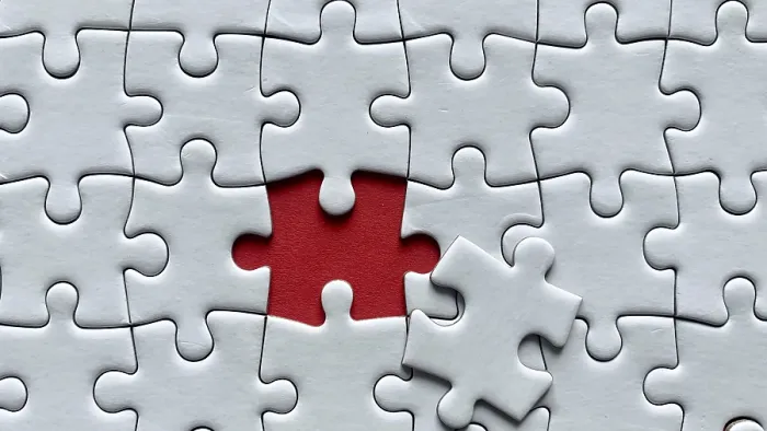 Gerahmter Druck : Ein fehlendes Puzzlestück hinterlässt einen roten Riß. Gerahmter Druck : Ein fehlendes Puzzlestück hinterlässt einen roten Riß.