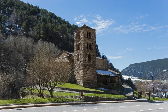Gerahmter Druck : Mittelalterliche Steinkirche an einer Straße. Gerahmter Druck : Mittelalterliche Steinkirche an einer Straße.