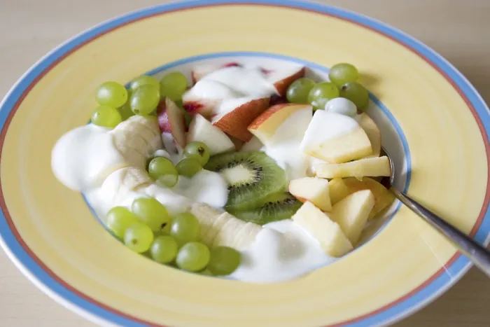 Gerahmter Druck : Gemischte Früchte mit Joghurt. Gerahmter Druck : Gemischte Früchte mit Joghurt.