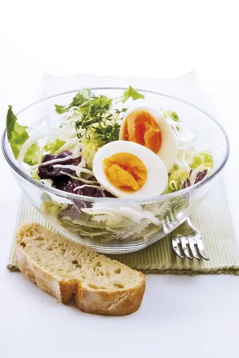 Gerahmter Druck : Gemischter Salat aus Eiern und Weißkohl. Gerahmter Druck : Gemischter Salat aus Eiern und Weißkohl.