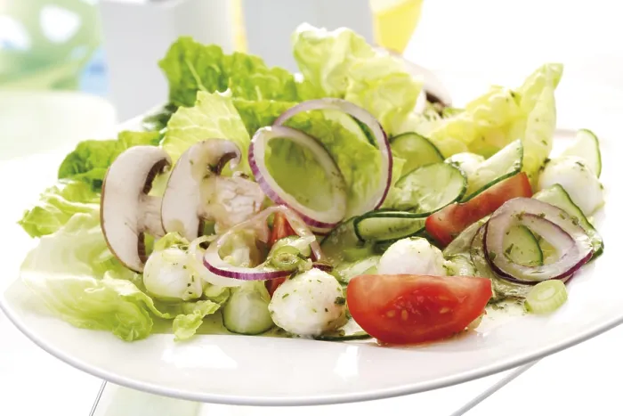 Gerahmter Druck : Gemischter Salat mit Mozzarella. Gerahmter Druck : Gemischter Salat mit Mozzarella.