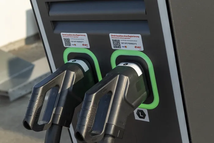 Gerahmter Druck : Mobilität, e-Ladestation Hamburg, Nahansicht. Gerahmter Druck : Mobilität, e-Ladestation Hamburg, Nahansicht.