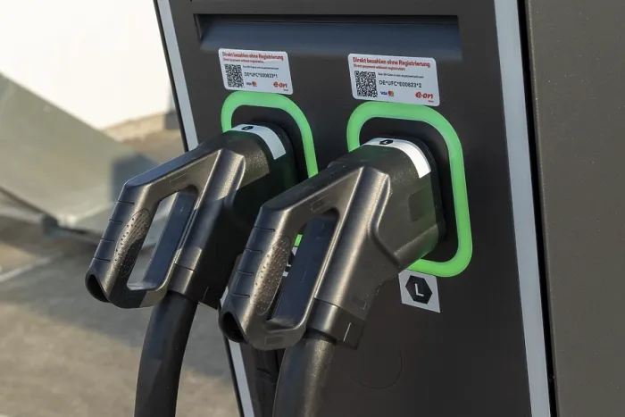 Gerahmter Druck : Mobilität, e-Ladestation Hamburg, Nahansicht. Gerahmter Druck : Mobilität, e-Ladestation Hamburg, Nahansicht.