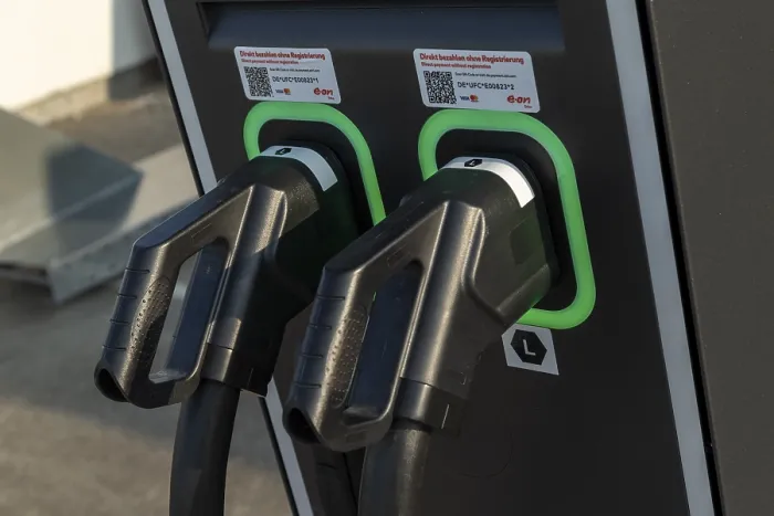 Gerahmter Druck : Mobilität, e-Ladestation Hamburg, Nahansicht. Gerahmter Druck : Mobilität, e-Ladestation Hamburg, Nahansicht.