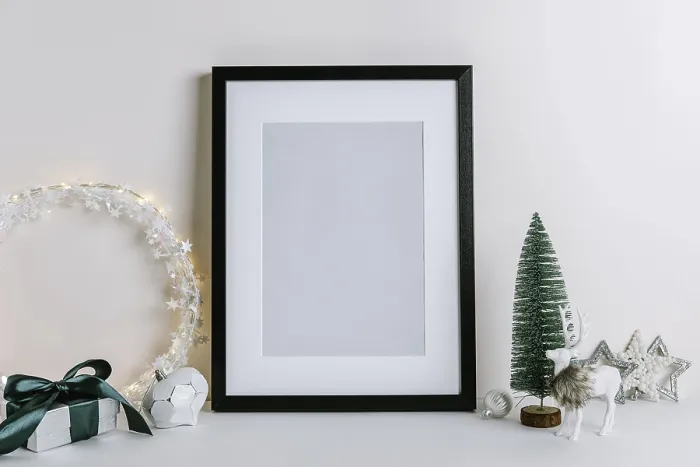 Gerahmter Druck : Weihnachtskomposition mit Tannenzweig, Hirsch, Kerze und Silbersternen auf weißem Hintergrund. Winterliches Festivitätskonzept. Vorlagen-Template Gerahmter Druck : Weihnachtskomposition mit Tannenzweig, Hirsch, Kerze und Silbersternen auf weißem Hintergrund. Winterliches Festivitätskonzept. Vorlagen-Template