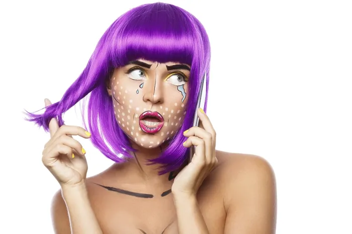 Gerahmter Druck : Modell in kreativer Bildaufnahme mit Pop-Art-Make-up, isoliert auf weißem Hintergrund. Gerahmter Druck : Modell in kreativer Bildaufnahme mit Pop-Art-Make-up, isoliert auf weißem Hintergrund.