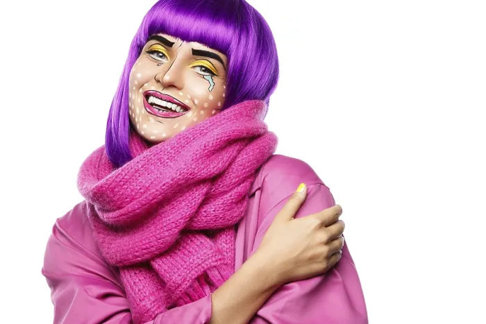 Gerahmter Druck : Modell in kreativer Bildaufnahme mit Pop-Art-Make-up auf weißem Hintergrund. Gerahmter Druck : Modell in kreativer Bildaufnahme mit Pop-Art-Make-up auf weißem Hintergrund.