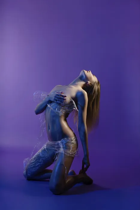 Gerahmter Druck : Ein Modell, das eine elegante Pose demonstriert. Gerahmter Druck : Ein Modell, das eine elegante Pose demonstriert.