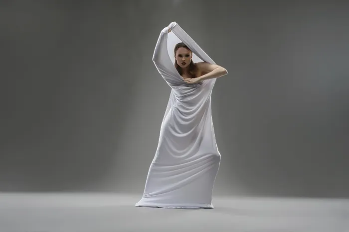 Gerahmter Druck : Das Modell engagiert sich elegant mit dem Stoff. Gerahmter Druck : Das Modell engagiert sich elegant mit dem Stoff.