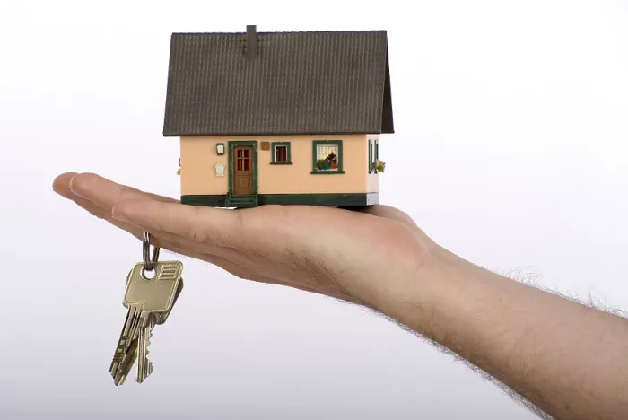Gerahmter Druck : Modell eines Hauses und Schlüssel in einer Hand Gerahmter Druck : Modell eines Hauses und Schlüssel in einer Hand