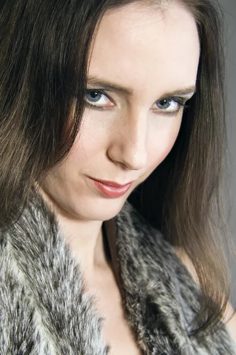 Gerahmter Druck : Ein Modellporträt im Atelier. Gerahmter Druck : Ein Modellporträt im Atelier.