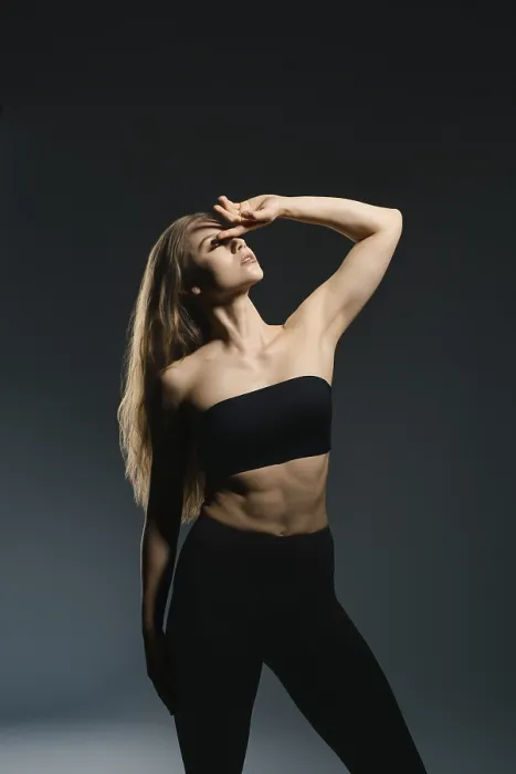 Gerahmter Druck : Ein Model präsentiert eine auffällige Pose. Gerahmter Druck : Ein Model präsentiert eine auffällige Pose.