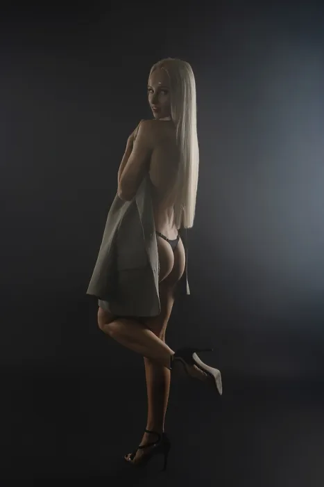 Gerahmter Druck : Das Modell präsentiert einen stilvollen Look. Gerahmter Druck : Das Modell präsentiert einen stilvollen Look.