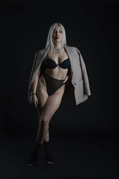 Gerahmter Druck : Ein Model steht selbstbewusst in einem dunklen Studio. Gerahmter Druck : Ein Model steht selbstbewusst in einem dunklen Studio.