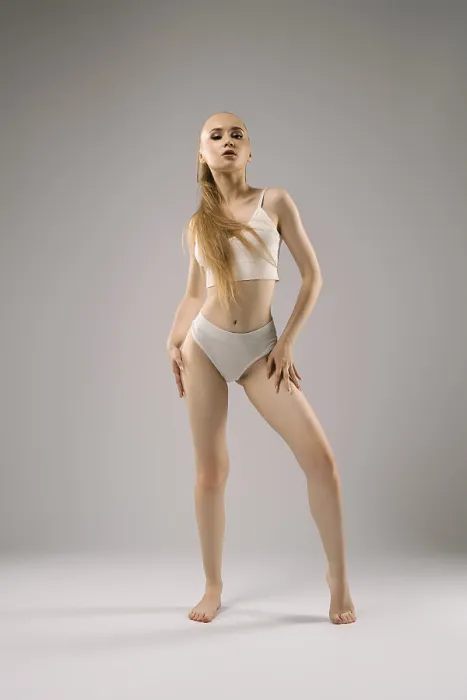 Gerahmter Druck : Ein Model steht selbstbewusst in einem minimalistischen Studio. Gerahmter Druck : Ein Model steht selbstbewusst in einem minimalistischen Studio.