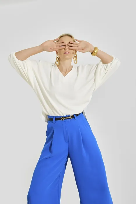 Gerahmter Druck : Ein Model steht selbstbewusst in einem minimalistischen Studio. Gerahmter Druck : Ein Model steht selbstbewusst in einem minimalistischen Studio.