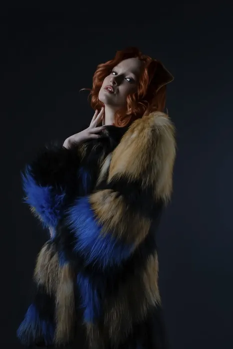 Gerahmter Druck : Das Modell steht elegant in einem Studio. Gerahmter Druck : Das Modell steht elegant in einem Studio.