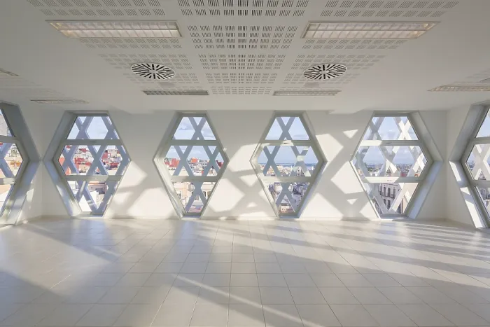 Gerahmter Druck : Ein modernes Auditorium mit hexagonalen Fenstern. Gerahmter Druck : Ein modernes Auditorium mit hexagonalen Fenstern.