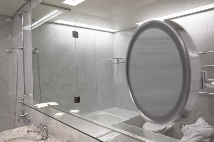 Gerahmter Druck : Moderne Badezimmer mit Spiegel. Gerahmter Druck : Moderne Badezimmer mit Spiegel.