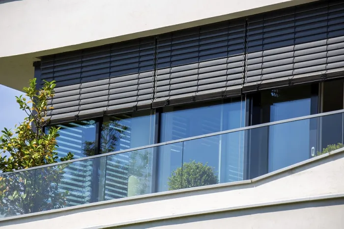 Gerahmter Druck : Moderne Rollos an einem Schiebefenster.