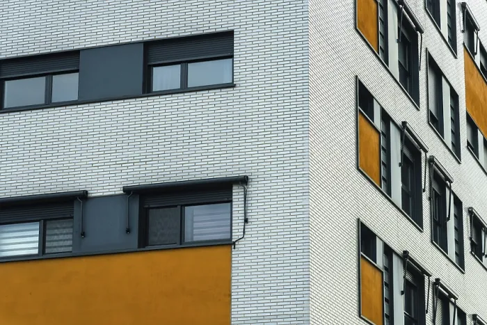 Gerahmter Druck : Ein modernes Gebäude mit einer auffälligen Fassade. Gerahmter Druck : Ein modernes Gebäude mit einer auffälligen Fassade.