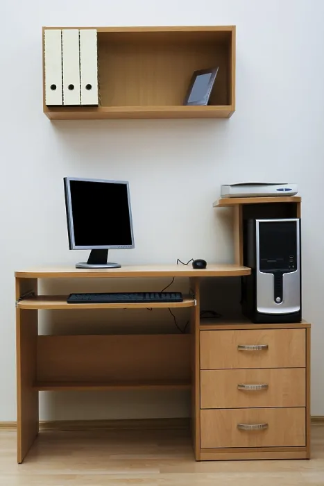Gerahmter Druck : Moderne Computer auf einem Holztisch im Büro. Gerahmter Druck : Moderne Computer auf einem Holztisch im Büro.