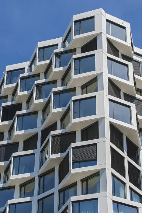 Gerahmter Druck : Moderne Fassade mit verglasten Balkonen. Gerahmter Druck : Moderne Fassade mit verglasten Balkonen.