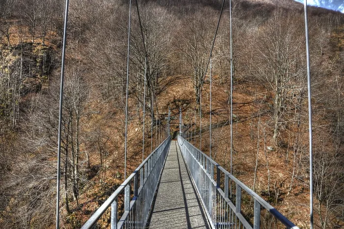 Gerahmter Druck : Moderne Hängebrücke Gerahmter Druck : Moderne Hängebrücke