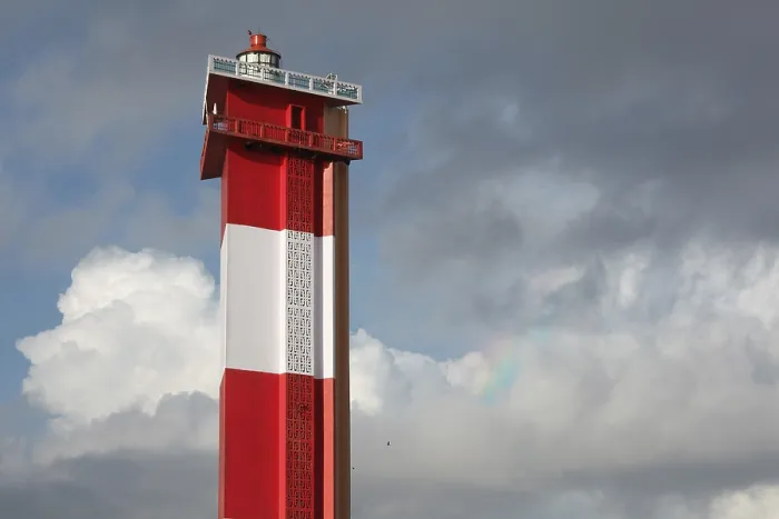 Gerahmter Druck : Moderne Leuchtturms in der Sky mit Regenbogen. Gerahmter Druck : Moderne Leuchtturms in der Sky mit Regenbogen.