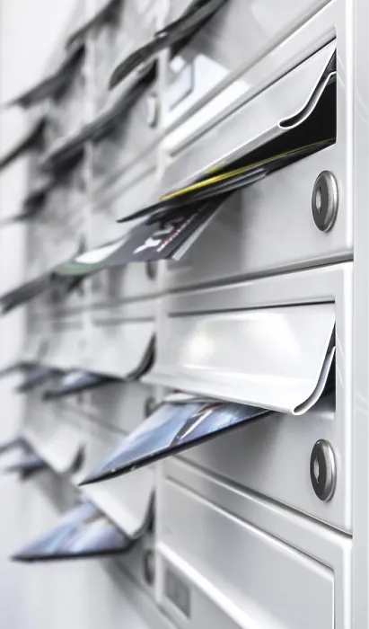 Gerahmter Druck : Moderne Briefkästen gefüllt mit Prospekten. Gerahmter Druck : Moderne Briefkästen gefüllt mit Prospekten.