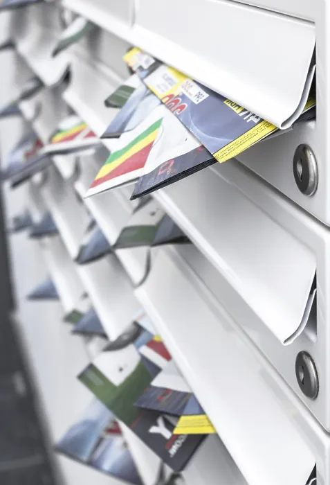 Gerahmter Druck : Moderne Briefkästen gefüllt mit Prospekten. Gerahmter Druck : Moderne Briefkästen gefüllt mit Prospekten.